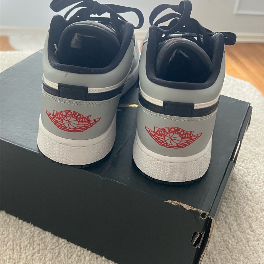Jordan 1 Low in Light smoke Gray (7.5 men’s/ 8.5-9 women’s) super cute sneakers - Picture 5 of 7